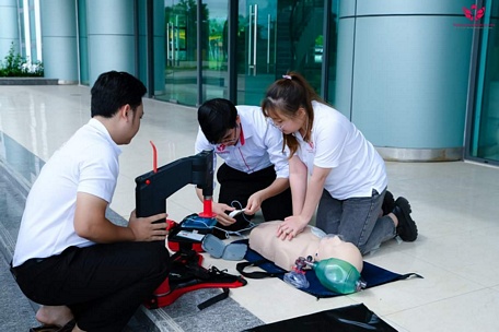 Ê kíp cấp cứu của BVĐK Quốc tế S.I.S Cần Thơ đã có phần minh họa sống động trong trường hợp cấp cứu giả định bệnh nhân bị ngưng tim, ngưng thở ngoài cộng đồng.