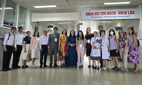  Chuyên gia về thần kinh đến từ các bệnh viện và Trường ĐH chuyên ngành y tế tại Hoa Kỳ và Pháp đến thăm Khoa Nội tim mạch– Lão khoa.