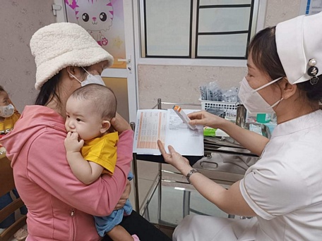 Bác sĩ khuyến cáo cha mẹ cần cho trẻ tiêm ngừa vaccine đủ và đúng lịch.