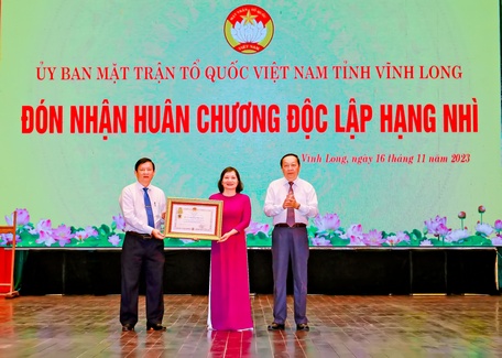 Ủy ban MTTQ Việt Nam tỉnh Vĩnh Long đón nhận Huân chương Độc lập hạng Nhì. Ảnh: TUYẾT NGA