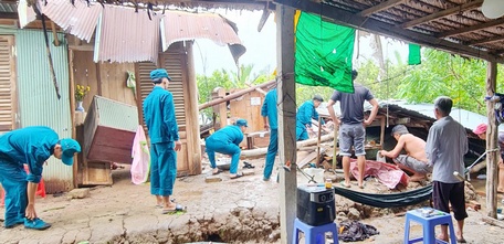 Ngành chức năng, địa phương kịp thời đến hỗ trợ người dân khắc phục thiệt hại do thiên tai.