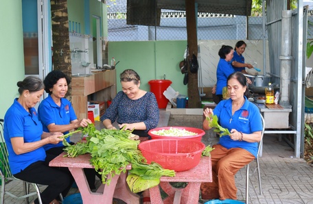 Sống “Tốt đời, đẹp đạo”, đồng bào các tôn giáo đem đến những suất cơm trưa bổ dưỡng cho những người khó khăn.