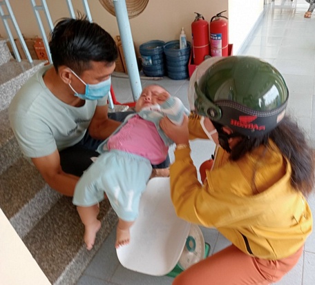 Cân, đo để đánh giá tình trạng suy dinh dưỡng của trẻ dưới 5 tuổi tại các trạm y tế trên địa bàn Vĩnh Long.