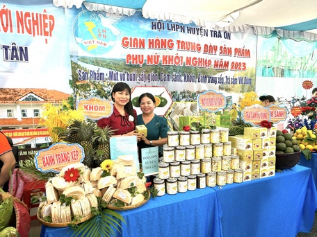 Các sản phẩm khởi nghiệp của phụ nữ Trà Ôn được trưng bày, giới thiệu sản phẩm.