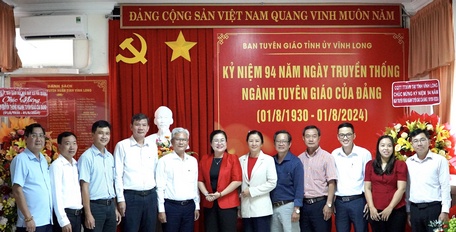 Các đơn vị chụp hình lưu niệm cùng Ban Tuyên giáo Tỉnh ủy.