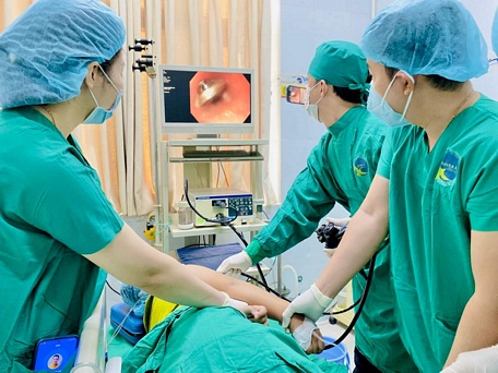 BVĐK Xuyên Á Vĩnh Long tiếp nhận nhiều trẻ nhập viện do hóc dị vật. Trong ảnh: Gắp đồng xu cho bé trai 6 tuổi.