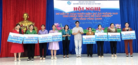 Trao bảng tượng trưng hỗ trợ mô hình sinh kế năm 2024.