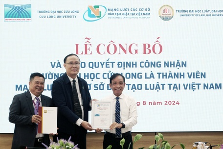 PGS.TS Đoàn Đức Lương- Trưởng Ban Điều hành mạng lưới các cơ sở đào tạo luật tại Việt Nam, trao chứng nhận thành viên cho Trường ĐH Cửu Long.