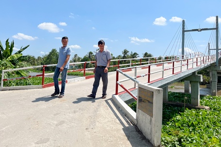Anh Lê Long Hùng (trái) đã tích cực hiến đất, góp của, góp công để cùng Nhà nước xây dựng NTM.