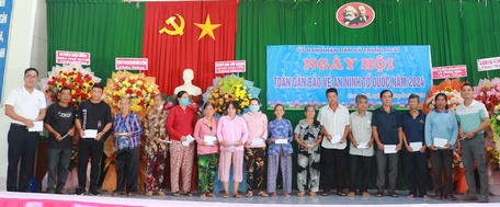 Tặng quà cho các hộ gia đình chính sách có hoàn cảnh khó khăn nhân ngày hội.