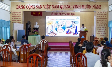 Buổi tuyên truyền thu hút khá đông giáo viên tham dự.