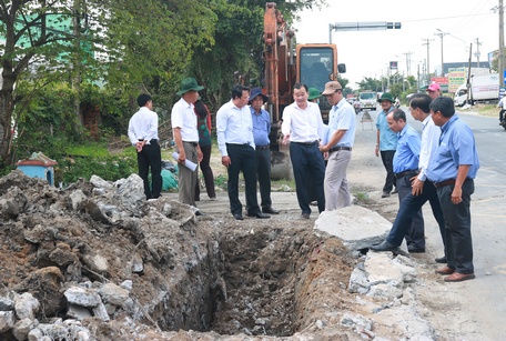 Ông Nguyễn Minh Dũng- Ủy viên Ban Thường vụ Tỉnh ủy, Phó Chủ tịch Thường trực HĐND tỉnh (bìa phải) và đoàn khảo sát lắng nghe ý kiến, nguyện vọng của người dân tại chợ Phước Yên.