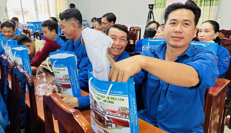 Công nhân, người lao động một công ty trên địa bàn tỉnh được trao tặng quà Xuân yêu thương 2024 (ảnh chụp tháng 2/2024).