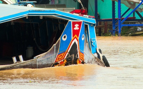 Mắt ghe cà vom được trang trí nhiều hoa văn cách điệu, mắt ghe nhỏ, rất ấn tượng, đặc trưng.