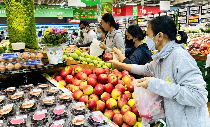 Bác sĩ khuyến cáo nên dùng trái cây tươi ngon, không sử dụng quả hỏng dù chỉ hỏng một phần - Ảnh: TTO