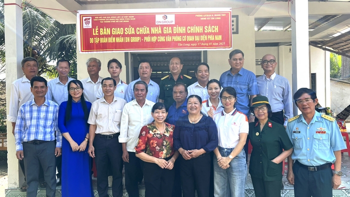 Bàn giao căn nhà được sửa chữa cho gia đình bà Trần Thị Mang (96 tuổi).