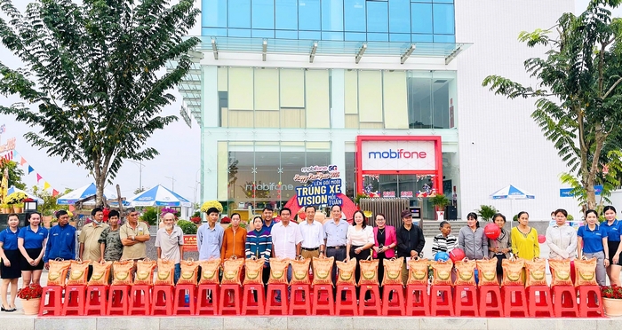 Lãnh đão Mobifone tỉnh Vĩnh Long phối hợp cùng UBND Phường 9 (TP Vĩnh Long) trao gạo và quà cho các hộ dân có hoàn cảnh khó khăn.