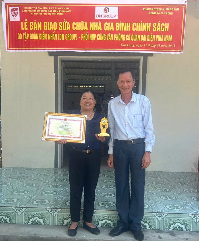 Bà Trần Thanh Loan- Phó Ban vận động Văn phòng cơ quan đại diện phía Nam- Hội Hỗ trợ gia đình liệt sĩ Việt Nam được UBND tỉnh Vĩnh Long tặng bằng khen vì đã có thành tích vận động đóng góp kinh phí an sinh xã hội cho tỉnh.