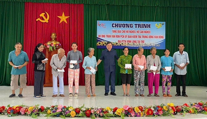 Ông Trần Văn Rón tặng quà hộ nghèo, cận nghèo.