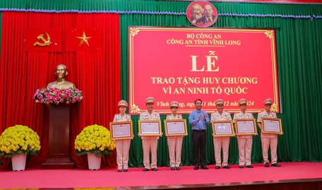 Thừa ủy quyền của Chủ tịch nước, ông Lữ Quang Ngời- Chủ tịch UBND tỉnh trao Huy chương Vì an ninh Tổ quốc tặng các cá nhân.
