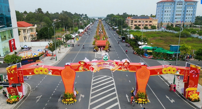 Ngay từ sáng sớm bà con nhân dân trong và ngoài tỉnh đã quần áo chỉnh chu cùng nhau ra phố chụp ảnh.
