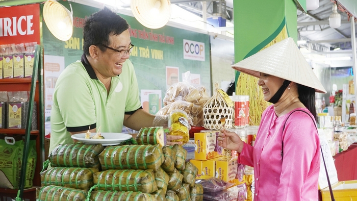 Hạ tầng thương mại tạo điều kiện thuận lợi cho việc giao thương hàng hóa, kích cầu sản xuất và tiêu dùng.
