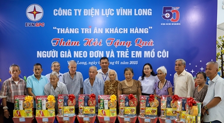 Bà Phạm Thị Lệ (áo trắng)- Phó Giám đốc Công ty Điện lực Vĩnh Long trao quà tại Trung tâm Bảo trợ xã hội.