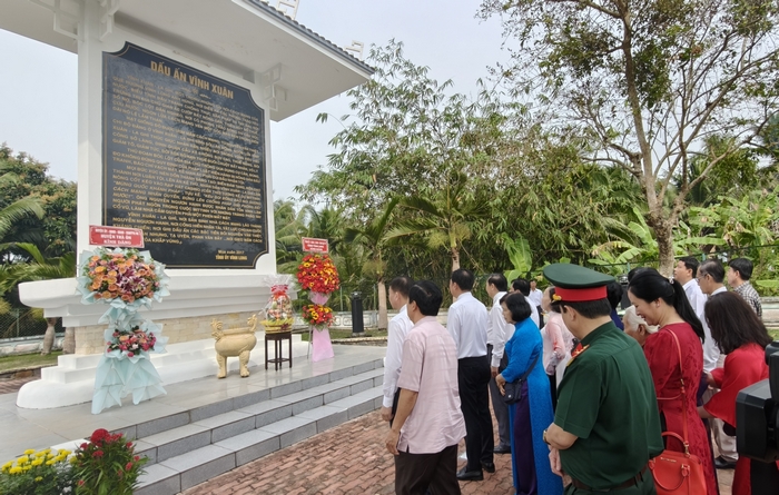 Đoàn đã viếng và dâng hương tại nhà Truyền thống Đảng bộ tỉnh tại xã Vĩnh Xuân, huyện Trà Ôn.