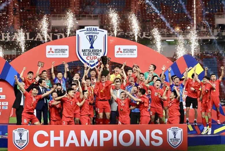 Đội tuyển Việt Nam nhận cúp vô địch AFF Cup 2024 - Ảnh: Báo Tuổi trẻ
