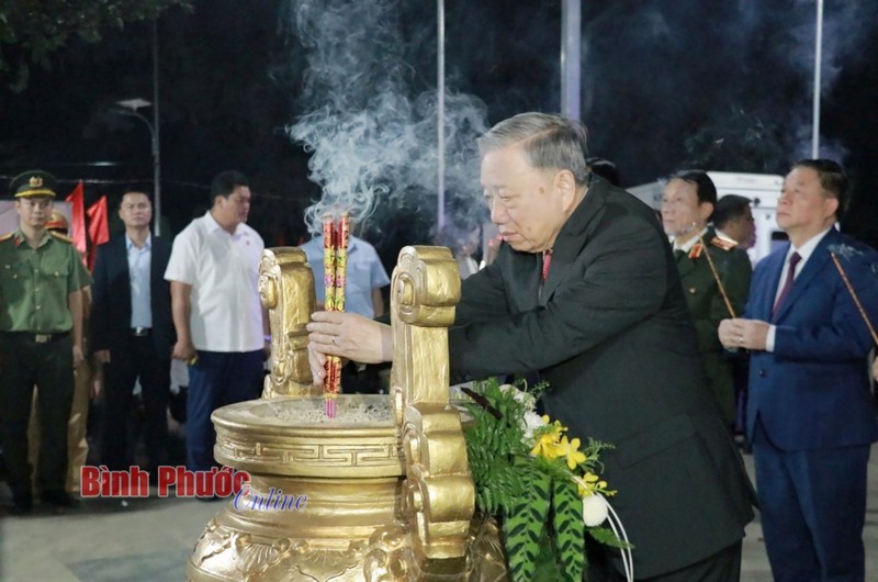 Tổng Bí thư Tô Lâm và các thành viên đoàn công tác dâng hương, hoa tại Đền thờ liệt sĩ và đồng bào tử nạn núi Bà Rá