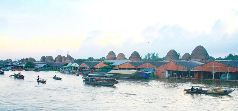 Làng nghề gạch gốm đỏ bên dòng kênh Thầy Cai trong những ngày Festival Gạch gốm đỏ- Kinh tế xanh tỉnh Vĩnh Long lần I năm 2024.