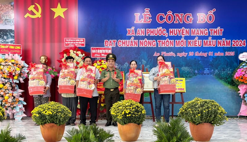 Đại tá Nguyễn Trọng Dũng- Ủy viên Thường vụ Tỉnh ủy, Giám đốc Công an tỉnh trao tặng quà đến các hộ gia đình chính sách.