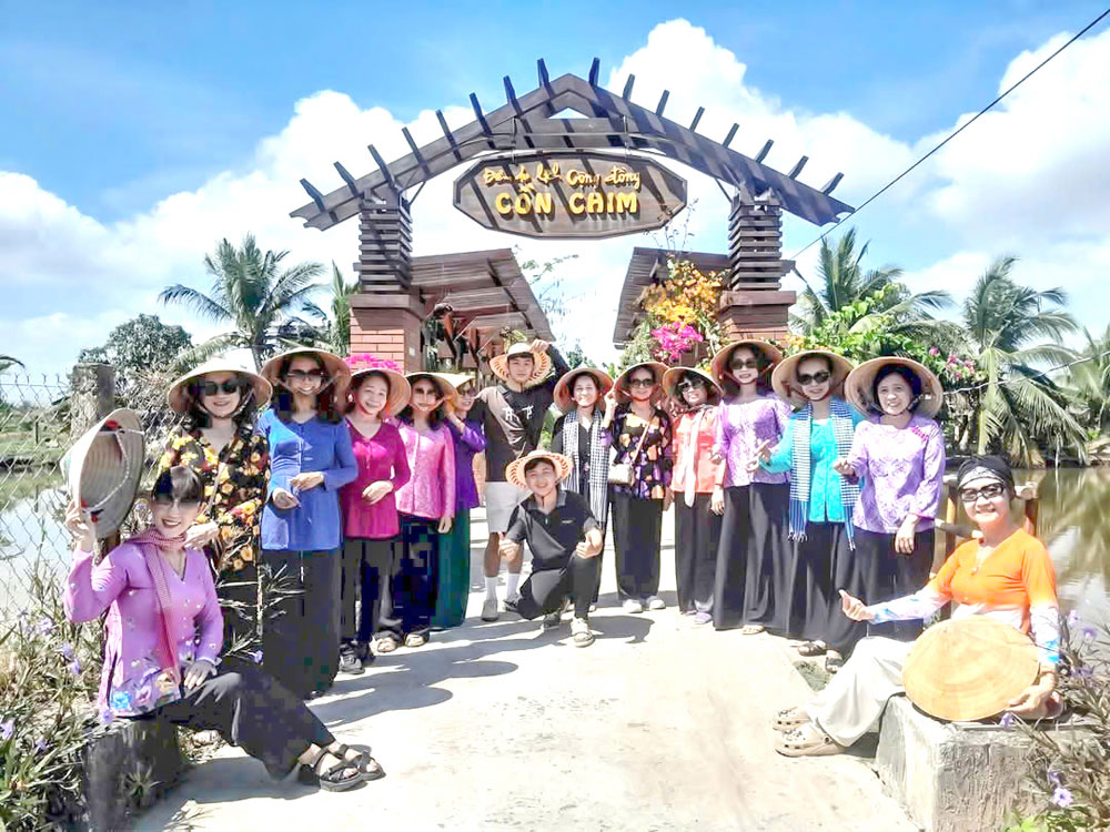 Du khách đến thăm cồn Chim (xã Hòa Minh). Ảnh: PHƯƠNG THÚY