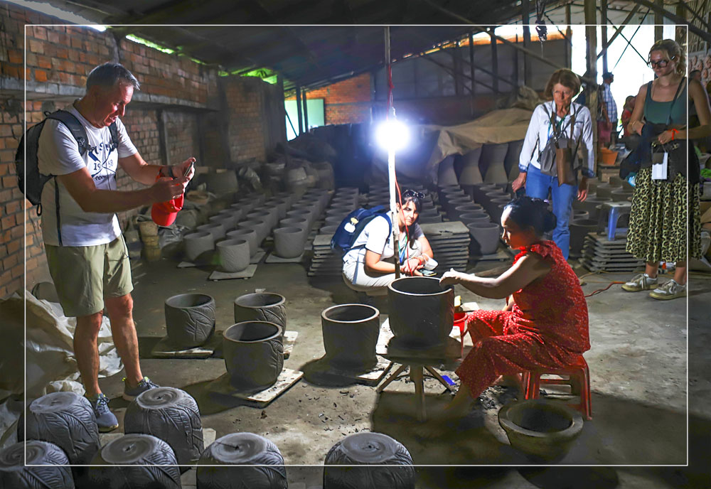 Du khách tham quan tại làng gạch gốm trăm năm.
Ảnh:
KHÁNH DUY