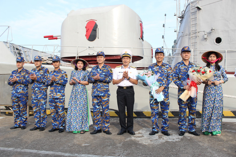 Thủ trưởng Lữ đoàn 171﻿ tặng hoa đoàn công tác và Tàu 17

