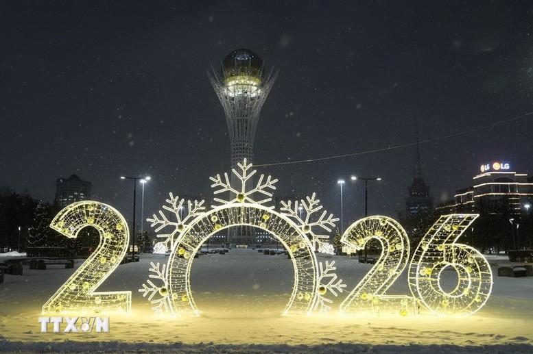 Đường phố được trang hoàng rực rỡ chờ đón năm mới tại Astana, Kazakhstan - Ảnh: THX/TTXVN