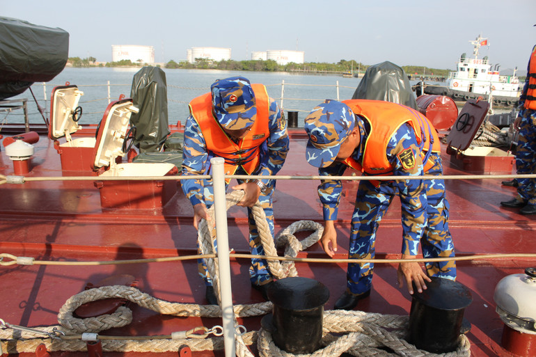 Thủy thủ Tàu 17 làm công tác chuẩn bị rời bến.
