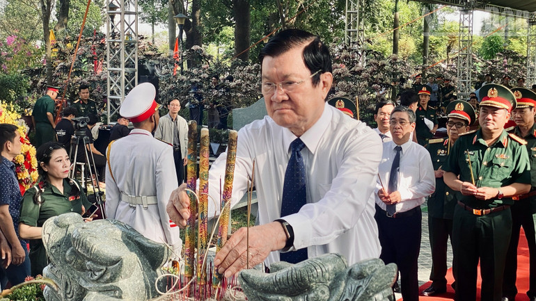 Nguyên Chủ tịch nước Trương Tấn Sang dâng hương tưởng niệm cán bộ, chiến sĩ Biệt động Sài Gòn-Gia Định.