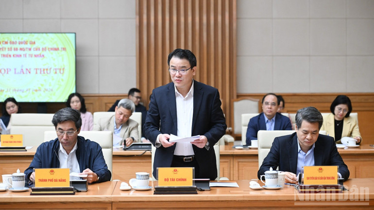 Lãnh đạo Bộ Tài chính báo cáo tại phiên họp. (Ảnh: Trần Hải)
