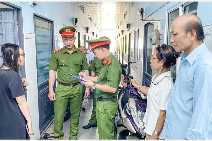 Công an phường Hòa Thuận triển khai tổng rà soát, kiểm tra, hướng dẫn về cư trú và lưu trú trên địa bàn.

