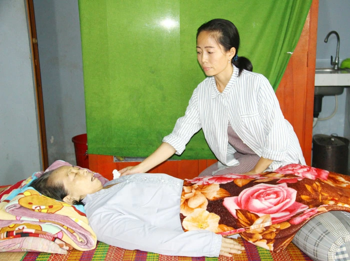 Nuôi cha mẹ bệnh, chị Lý Mỹ Dung cần giúp đỡ