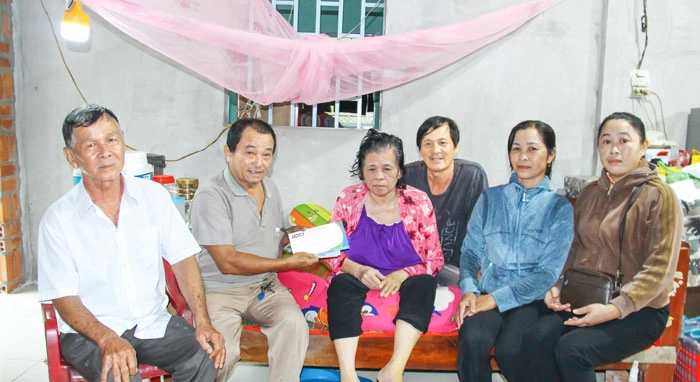 Trao tiền bạn đọc ủng hộ bà Nguyễn Thị Mai