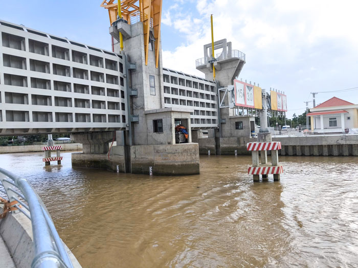 Cống Cái Hàng (xã Hưng Khánh Trung và xã Nhuận Phú Tân) giúp kiểm soát xâm nhập mặn, trữ nước ngọt, phục vụ cho sản xuất nông nghiệp.

