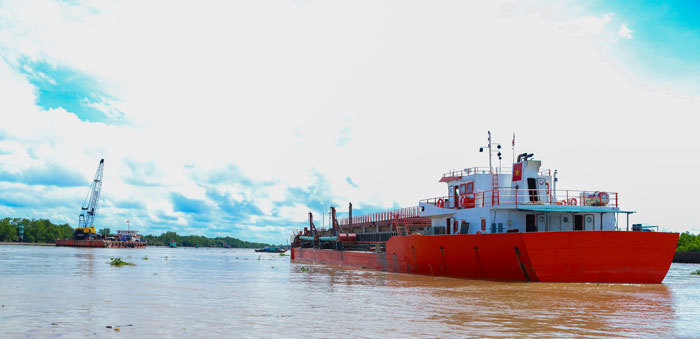 Luồng cho tàu biển có trọng tải lớn vào sông Hậu góp phần thúc đẩy phát triển Khu kinh tế Định An và KCN Ngũ Lạc.

