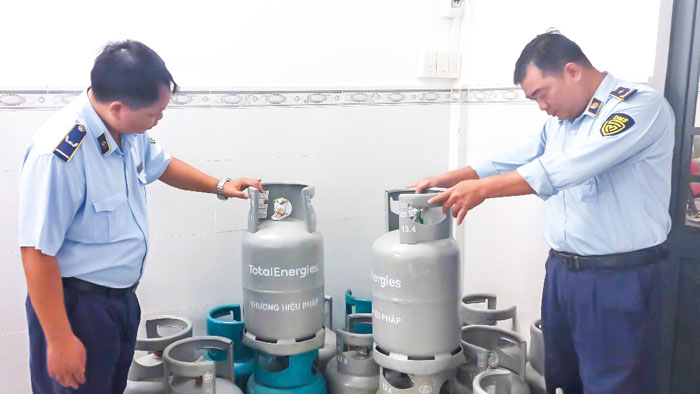 Lực lượng quản lý thị trường tăng cường kiểm soát thị trường dịp Tết Bính Ngọ 2026.

