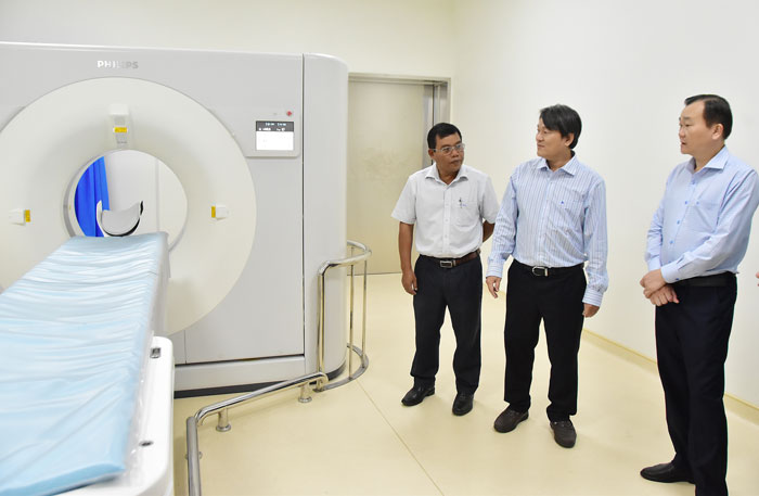 Chủ tịch HĐND tỉnh- Nguyễn Minh Dũng (bên phải) khảo sát hệ thống CT 256 lát cắt tại BVĐK Trà Vinh. Ảnh: MỸ NHÂN