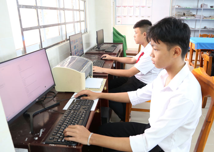 Học sinh Trường THCS Nguyễn Đáng tìm hiểu thêm kiến thức trên mạng internet để tham gia tốt cuộc thi.