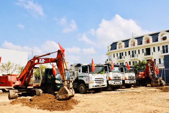 Máy móc, thiết bị sẵn sàng thi công Dự án Nhà ở xã hội tại Khu hành chính và dân cư phường Long Châu đúng tiến độ.

