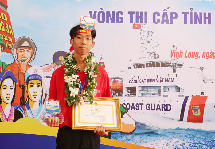 Học sinh Lâm An Thịnh, lớp 9/4 Trường THCS Long Vĩnh xuất sắc đoạt giải Nhất cuộc thi vòng tỉnh.



