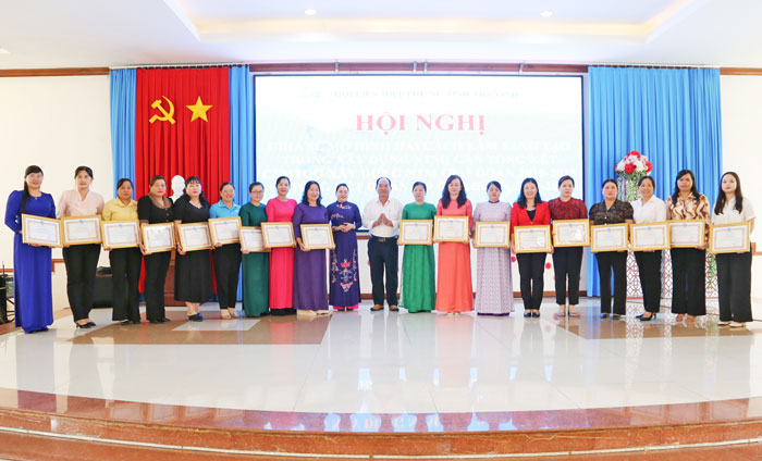 Hội LHPN tỉnh khen thưởng các tập thể, cá nhân có thành tích tiêu biểu trong tham gia xây dựng NTM, trong đó có thực hiện tiêu chí “Xây dựng gia đình 5 không, 3 sạch”.

